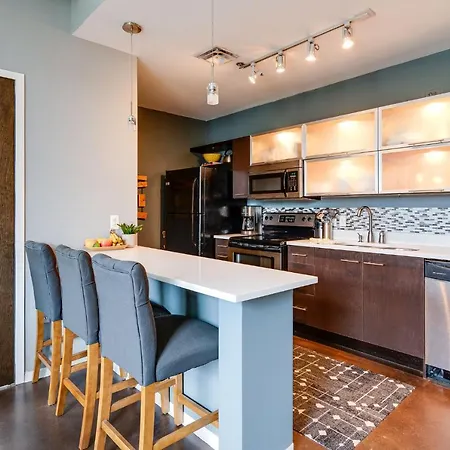 Smart, Stylish Music City Condo - Concierge, Restaurants, Gym, Rooftop Patio, Parking